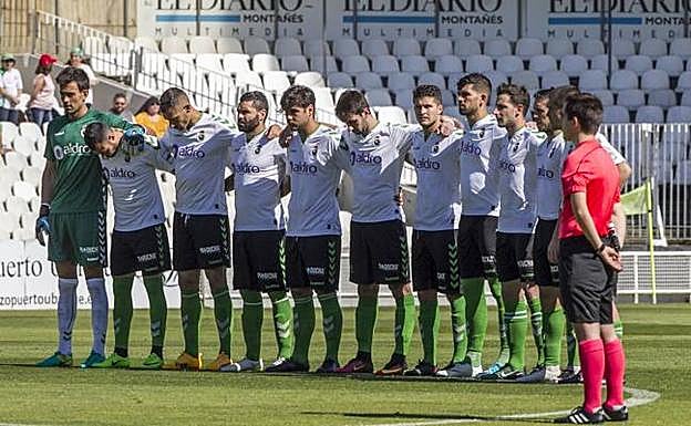 Jugadores del Racing de la pasada campaña, en el partido ante el Caudal. 