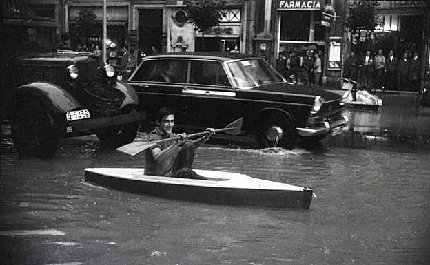 Inundaciones en la Avenida de Calvo Sotelo, 1970. Copia actual de tinta sobre papel a partir de negativo de revelado químico de 35 mm.