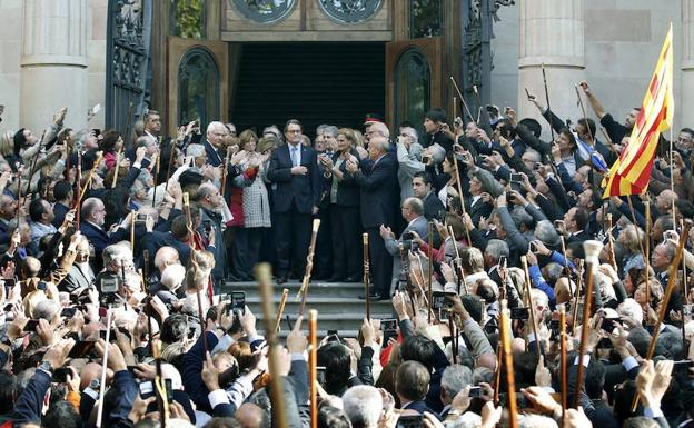 Artur Mas saluda a los cientos de personas que se han congregado ante el Tribunal Superior de Justicia de Cataluña. 