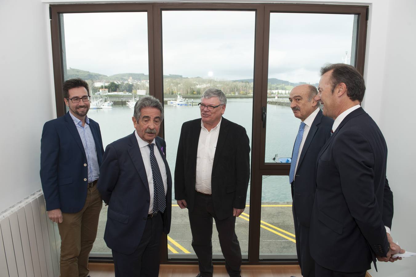 El sector pesquero de Colindres ha estrenado este viernes su nueva lonja, en la que el Gobierno de Cantabria ha invertido un total de dos millones de euros y que, además de adaptarse a las necesidades de los pescadores, cuenta con una sala que mejora las condiciones de trabajo de las rederas.