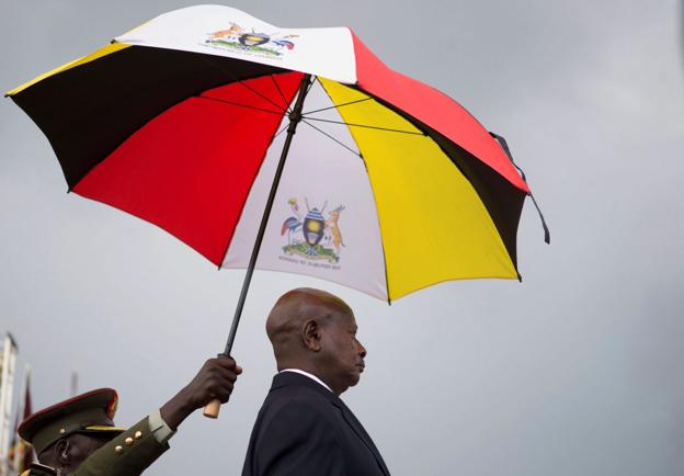 Uganda. Un militar resguarda del sol a Yoweri Museveni durante la celebración de la independencia del país.