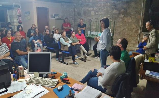 Asamblea abierta celebrada en la junta vecinal de Coo