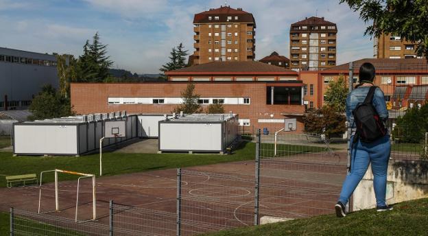 Parece que por fin el año que viene se va a ampliar el IES Zapatón, donde algunas clases se imparten en barracones por falta de espacio desde hace varios años. 