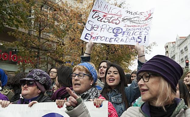 Imagen principal - Un millar de personas se manifiesta en Santander contra la violencia machista