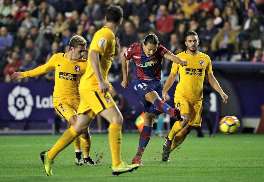 El conjunto rojiblanco venció por 5-0 en el Ciutat de València, donde no había ganado en la última década, con dobletes de Griezmann y Gameiro.