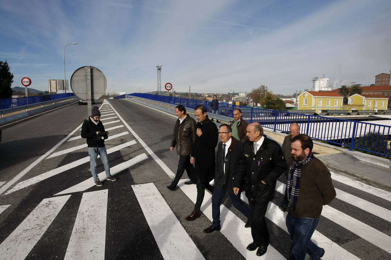 Desde este lunes se ha puesto punto final a un 'punto negro' para la seguridad vial en Torrelavega. Esta mañana quedaron oficialmente inaugurados los trabajos de mejora en la carretera autonómica CA-131, entre la glorieta de Barreda y la entrada a la factoría de Solvay, una zona conocida como el 'puente de Solvay' con una fuerte carga de tráfico y de vehículos pesados.