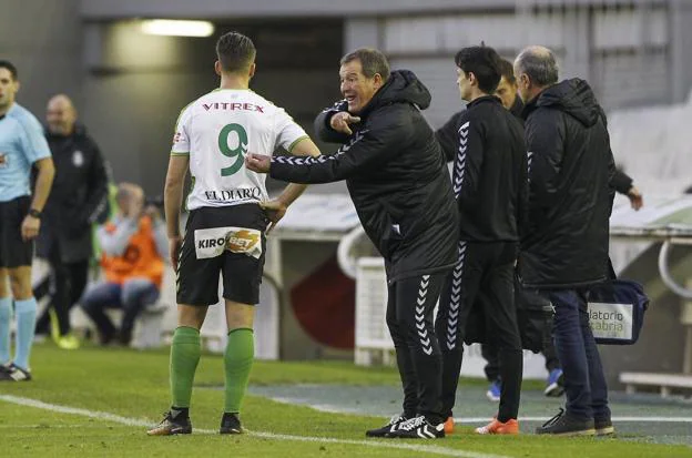 Ángel Viadero da instrucciones a Héber Pena. 