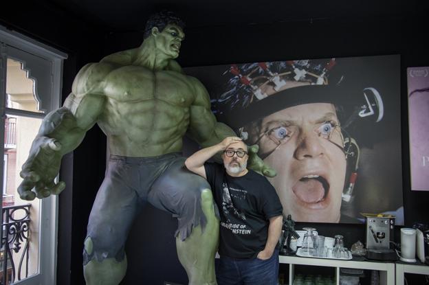 El director Álex de la Iglesia posa junto a Hulk, en su oficina de Madrid.