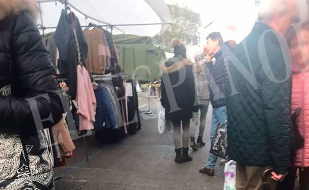 Ignacio González, hablando por el móvil en el mercadillo de Santoña. 