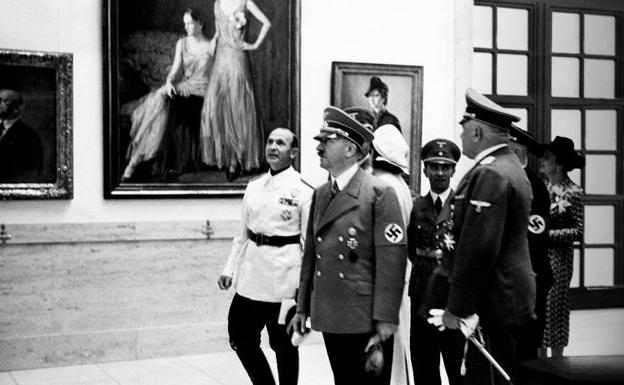 Hitler, durante una visita a una exposición.