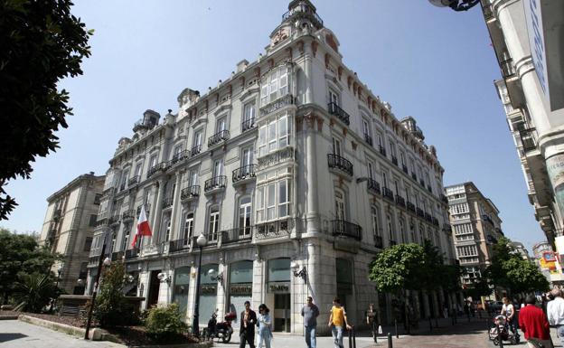 Plaza de Pombo. La cadena NH se encargará del hotel en el Club de Regatas, que se ubicará en las dos plantas superiores, que serán totalmente transformadas para la zona de alojamiento.Será incluido dentro de la línea Collection de la cadena hotelera, lo que asegura su alta calidad y lujo. La entrada será por la calle de Sanz de Sautuola. 