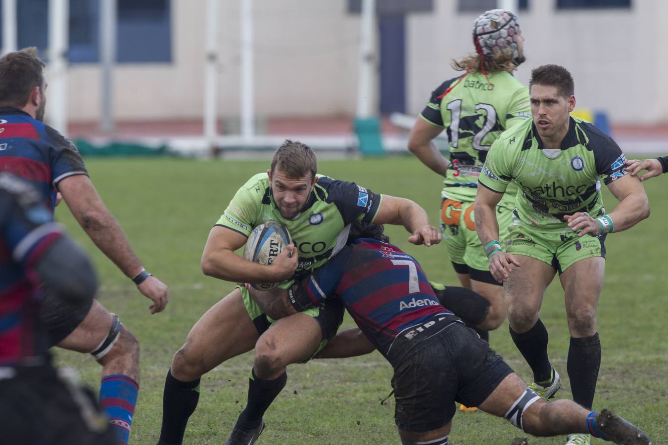 El Bathco cayó derrotado por 28-43 en casa ante el Eibar en un choque muy irregular de los santanderinos que tomaron ventaja en el marcador con el 28-10, pero ahí se acabó su bagaje anotador.