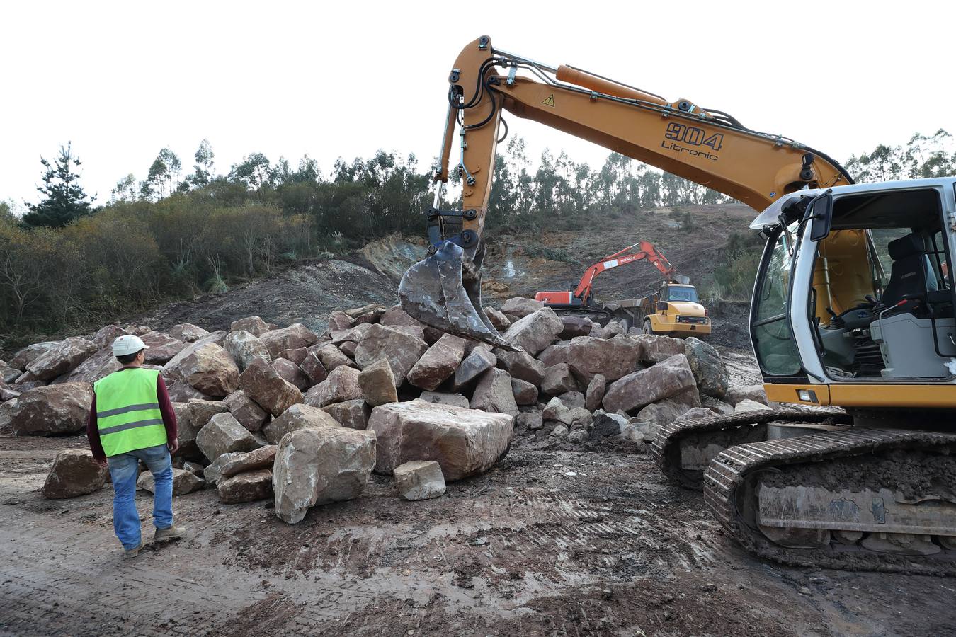 Continúan los trabajos para eliminar el argayo que bloqueó la carretera a la altura de Caviedes