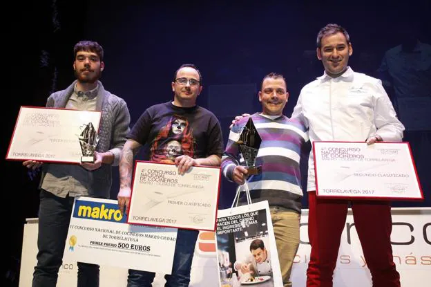 Javier Gancedo, Luis Miguel Martín, Vicente Martín (ganador) y Javier Marañón posan tras recibir el premio. 