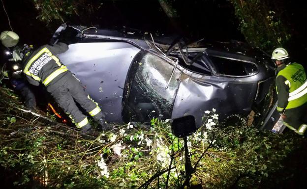 Cuatro heridos al volcar un coche en la A-8, a la altura de Liendo