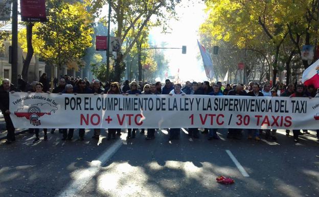 La Federación de Taxistas de Cantabria dice que el 99% ha secundado la huelga de hoy