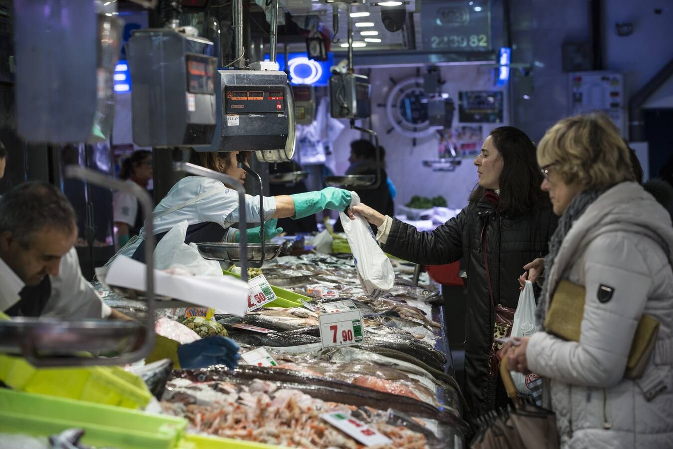 La Navidad asoma aún poco por el Mercado de La Esperanza. Los vendedores creen que se notará a partir del puente de diciembre