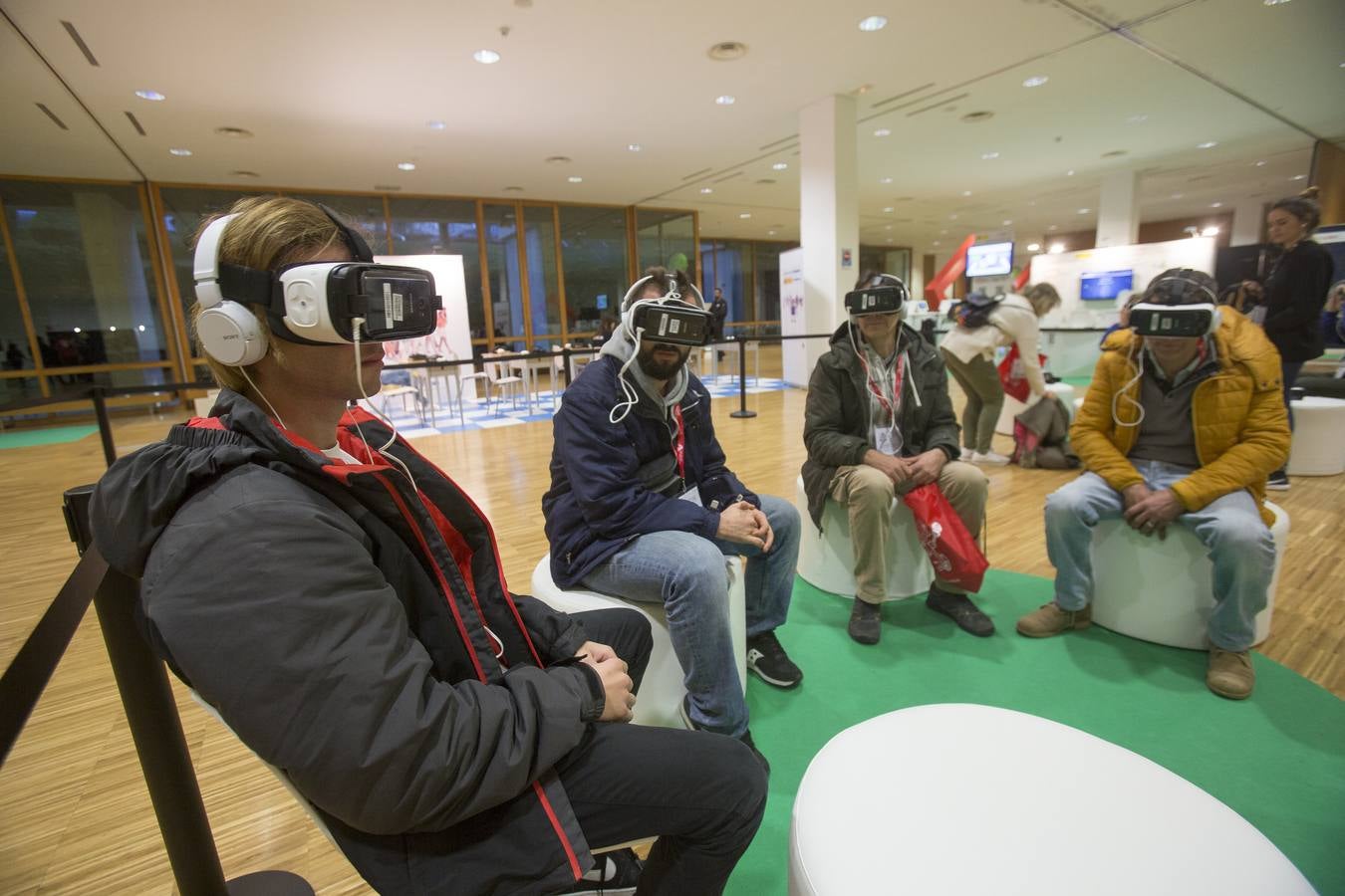 Más de 1.000 escolares de centros educativos de Primaria, Secundaria y Formación Profesional de Cantabria y País Vasco han visitado hoy en Santander CyberCamp 2017, el mayor evento de ciberseguridad organizado por el Instituto Nacional de Ciberseguridad (INCIBE), y han participado en diferentes actividades programadas para capacitarlos en el buen uso de la red.