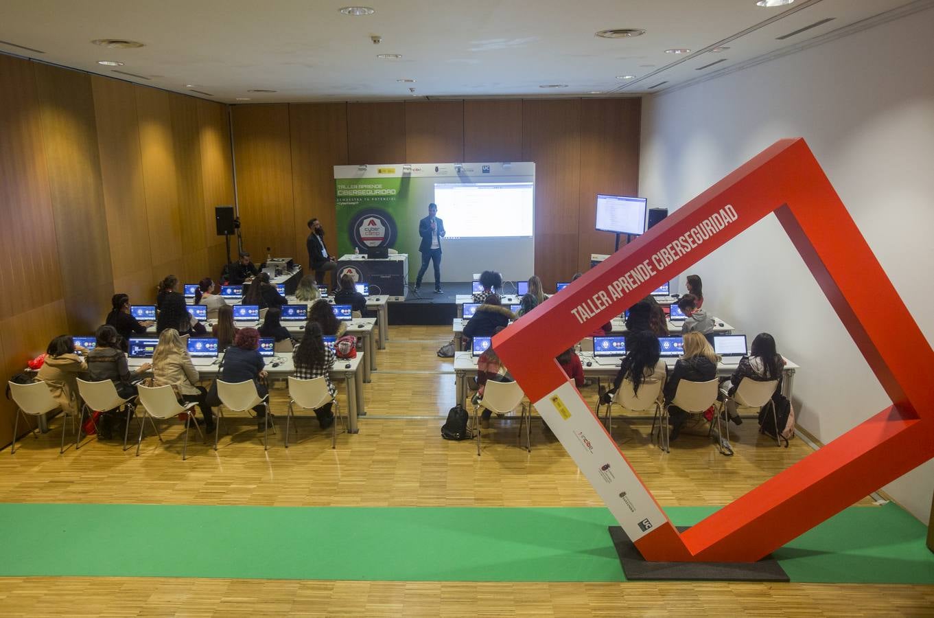 Más de 1.000 escolares de centros educativos de Primaria, Secundaria y Formación Profesional de Cantabria y País Vasco han visitado hoy en Santander CyberCamp 2017, el mayor evento de ciberseguridad organizado por el Instituto Nacional de Ciberseguridad (INCIBE), y han participado en diferentes actividades programadas para capacitarlos en el buen uso de la red.