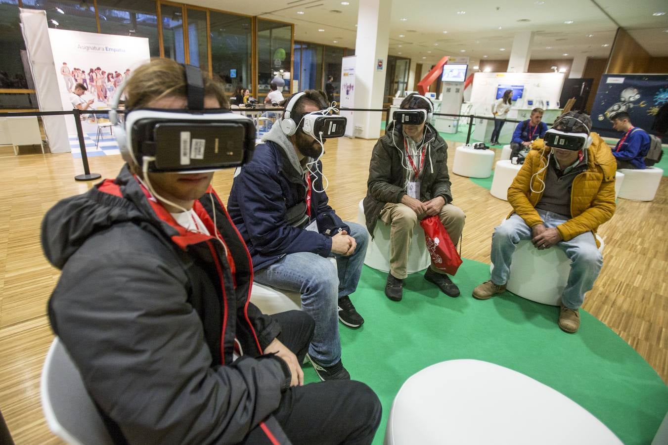 Más de 1.000 escolares de centros educativos de Primaria, Secundaria y Formación Profesional de Cantabria y País Vasco han visitado hoy en Santander CyberCamp 2017, el mayor evento de ciberseguridad organizado por el Instituto Nacional de Ciberseguridad (INCIBE), y han participado en diferentes actividades programadas para capacitarlos en el buen uso de la red.