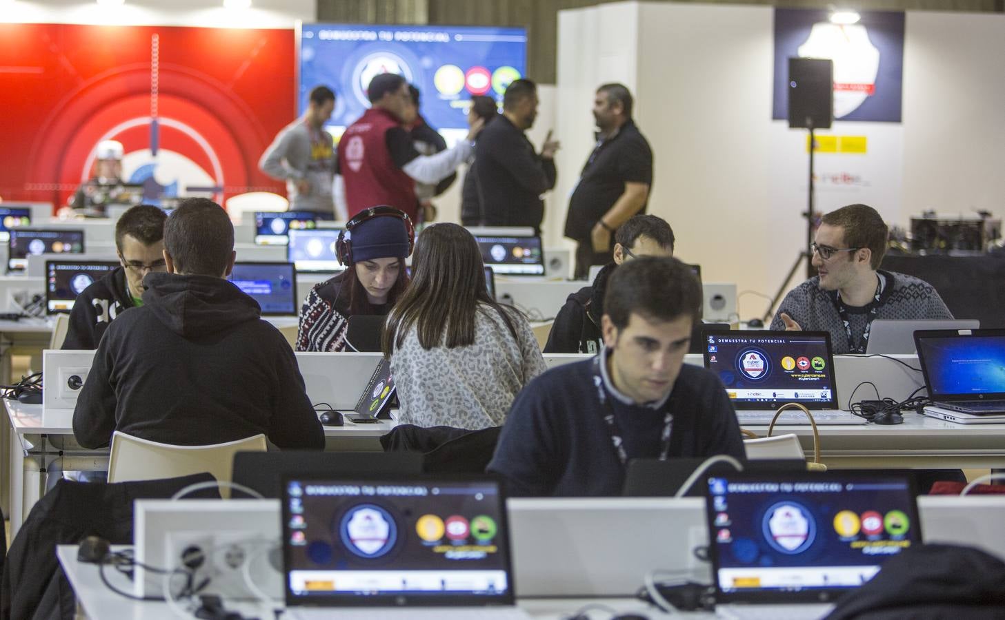 Más de 1.000 escolares de centros educativos de Primaria, Secundaria y Formación Profesional de Cantabria y País Vasco han visitado hoy en Santander CyberCamp 2017, el mayor evento de ciberseguridad organizado por el Instituto Nacional de Ciberseguridad (INCIBE), y han participado en diferentes actividades programadas para capacitarlos en el buen uso de la red.