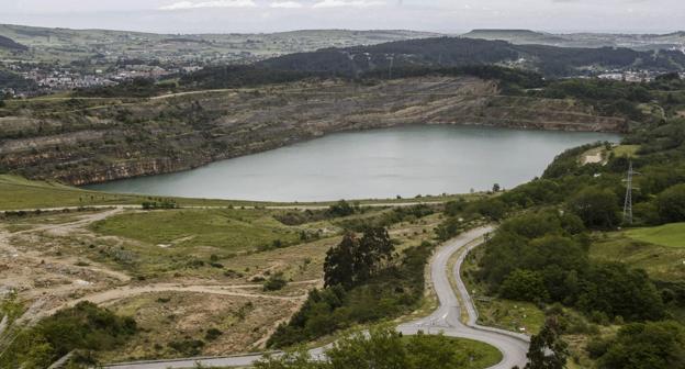 Vista aérea del lago creado sobre la antigua mina de Reocín.