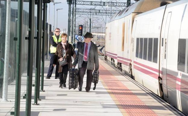 epe y Elena, los únicos pasajeros que tomaron el AVE de mediodía en Medina del Campo. 