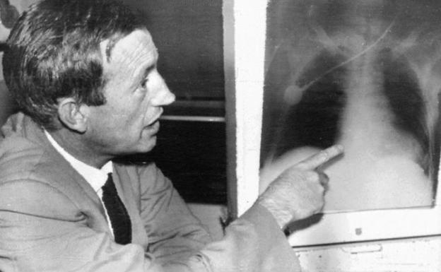 Christiaan Barnard, el cirujano que llevó a cabo el primer trasplante de corazón.