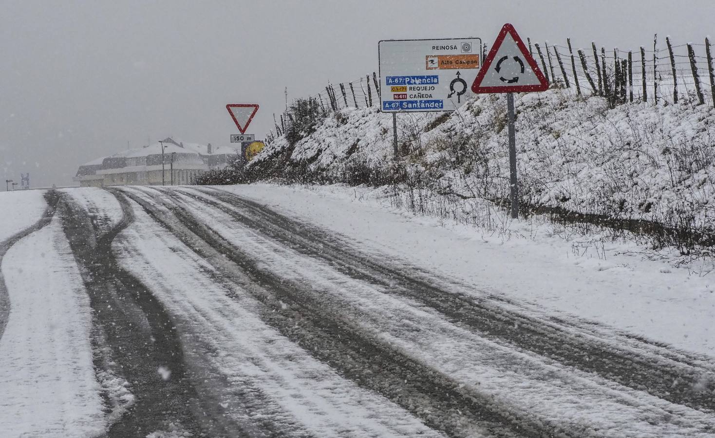 Uso obligatorio de cadenas en cuatro puertos de Cantabria, termómetros que marcan casi 5 grados bajo cero y alerta naranja por un frente polar. Es el resumen meteorológico de este jueves, 30 de noviembre, en Cantabria