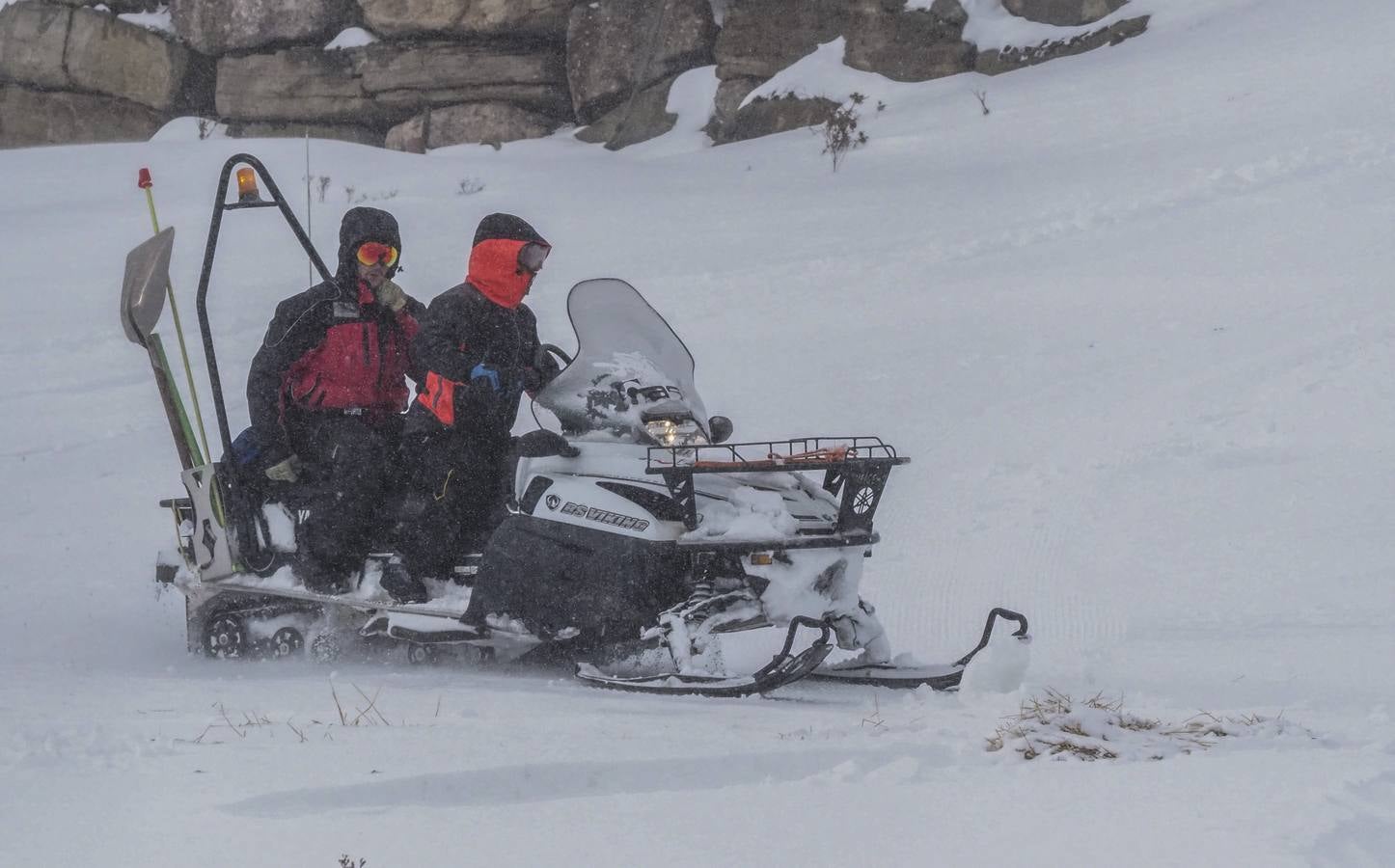 Uso obligatorio de cadenas en cuatro puertos de Cantabria, termómetros que marcan casi 5 grados bajo cero y alerta naranja por un frente polar. Es el resumen meteorológico de este jueves, 30 de noviembre, en Cantabria