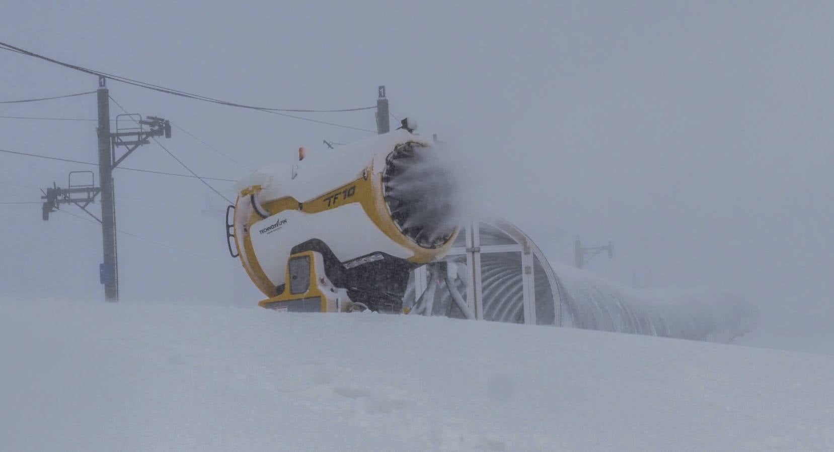 Uso obligatorio de cadenas en cuatro puertos de Cantabria, termómetros que marcan casi 5 grados bajo cero y alerta naranja por un frente polar. Es el resumen meteorológico de este jueves, 30 de noviembre, en Cantabria