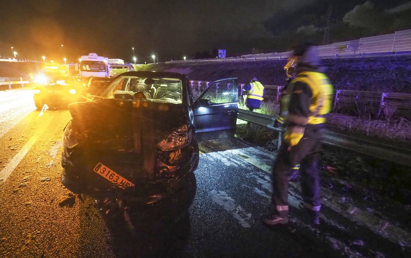 Hasta trece vehículos –doce turismos y un camión de grandes dimensiones– se vieron implicados en el choque en cadena provocado por el estado de la calzada. En el momento del suceso, el suelo estaba muy deslizante por culpa de una intensa granizada que sorprendió a los conductores en torno a las 18.00 horas. 