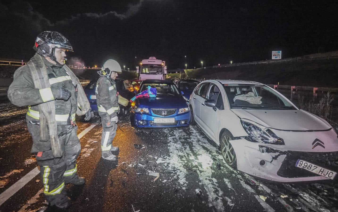 Hasta trece vehículos –doce turismos y un camión de grandes dimensiones– se vieron implicados en el choque en cadena provocado por el estado de la calzada. En el momento del suceso, el suelo estaba muy deslizante por culpa de una intensa granizada que sorprendió a los conductores en torno a las 18.00 horas. 