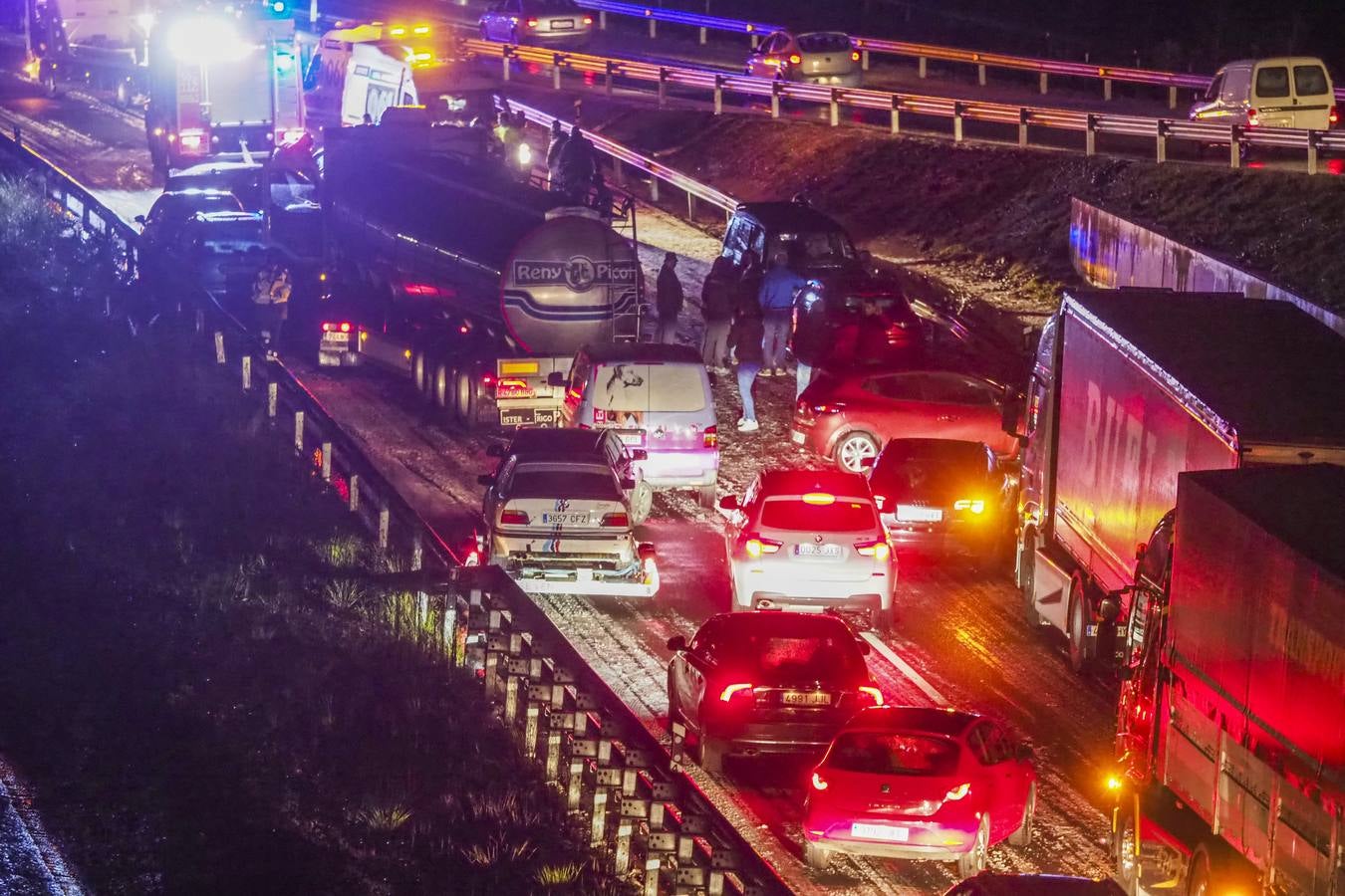 Hasta trece vehículos –doce turismos y un camión de grandes dimensiones– se vieron implicados en el choque en cadena provocado por el estado de la calzada. En el momento del suceso, el suelo estaba muy deslizante por culpa de una intensa granizada que sorprendió a los conductores en torno a las 18.00 horas. 