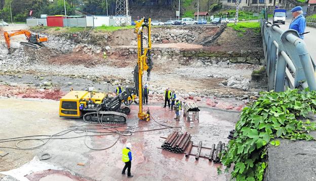 Obras Públicas busca una nueva solución técnica a las obras del puente sobre el río Besaya en Los Corrales. 