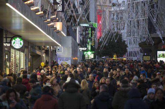 Los peatones recorren la calle Preciados este viernes, el día en que estaba previsto que comenzara a funcionar el sentido único para viandantes. 