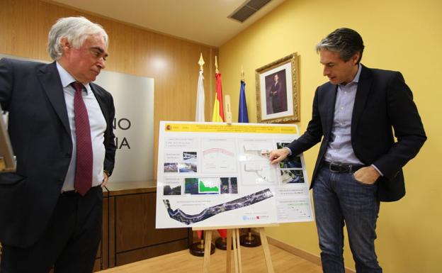 De la Serna expone el proyecto ante los alcaldes de la zona.