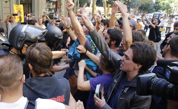 Unas 300 personas protegen la sede de la CUP ante una concentración «fascista»