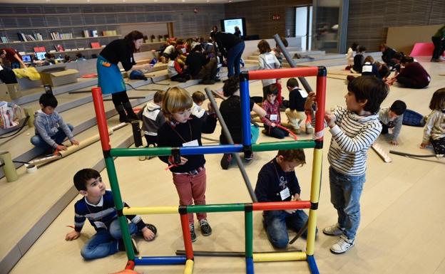 Un grupo de participantes en una actividad desarrollada en el salón de actos del complejo.