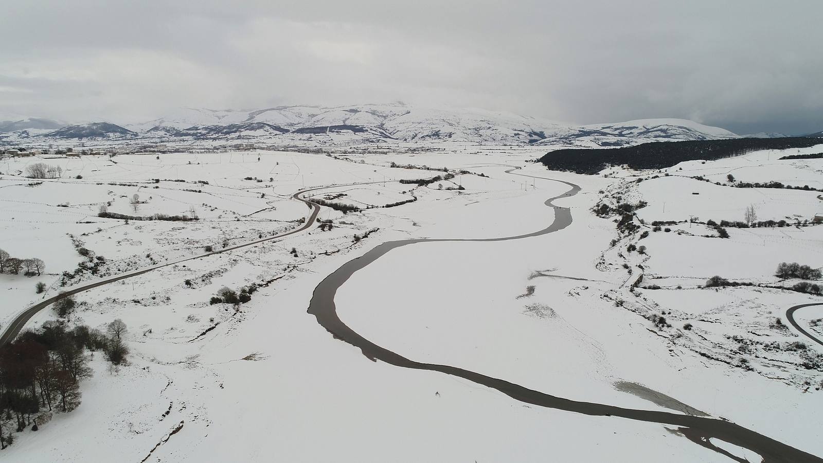 La nieve ha dejado bellas estampas en Campoo