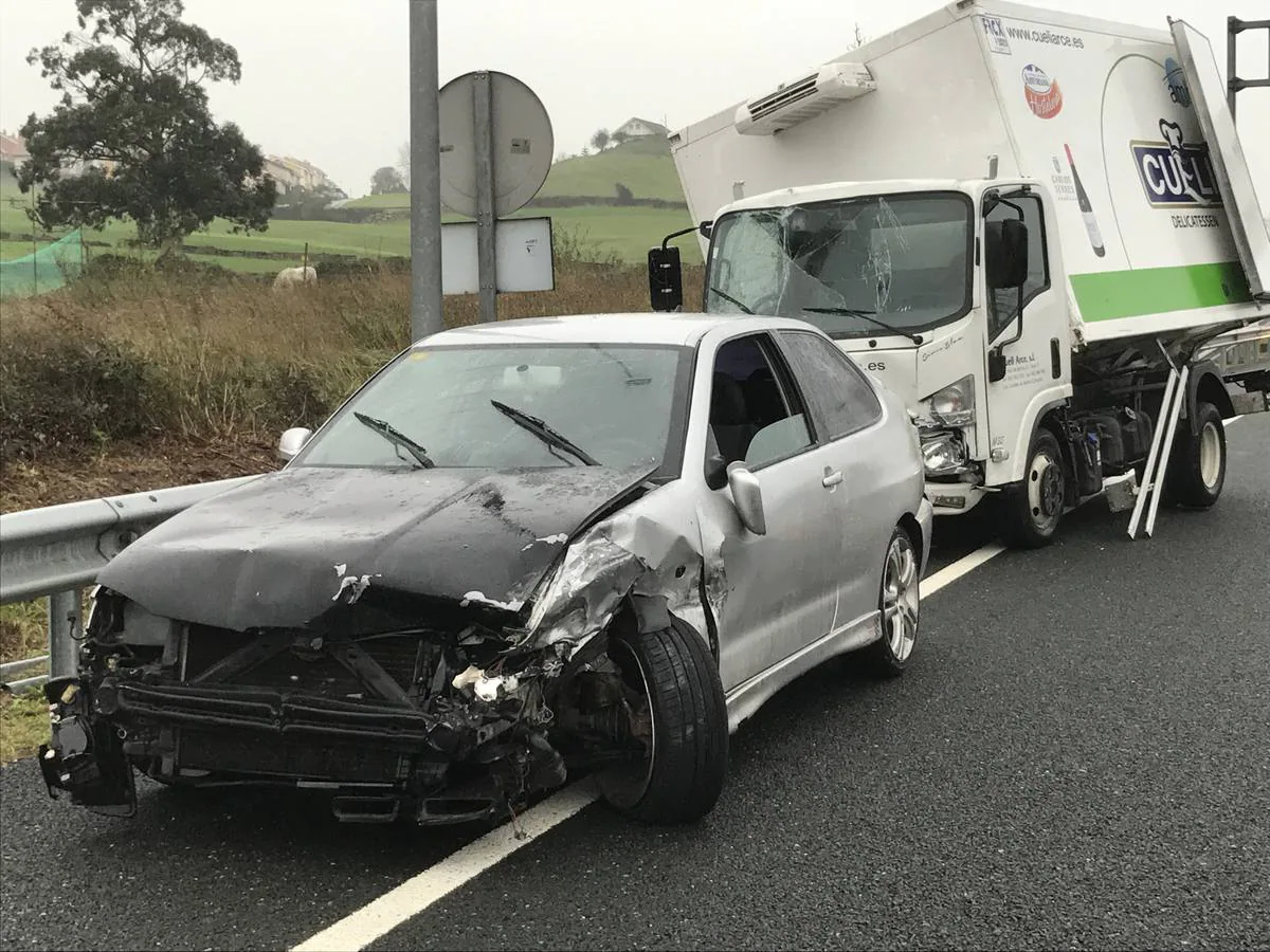 Un accidente entre dos camiones corta el tráfico en la autopista a la altura de Bezana