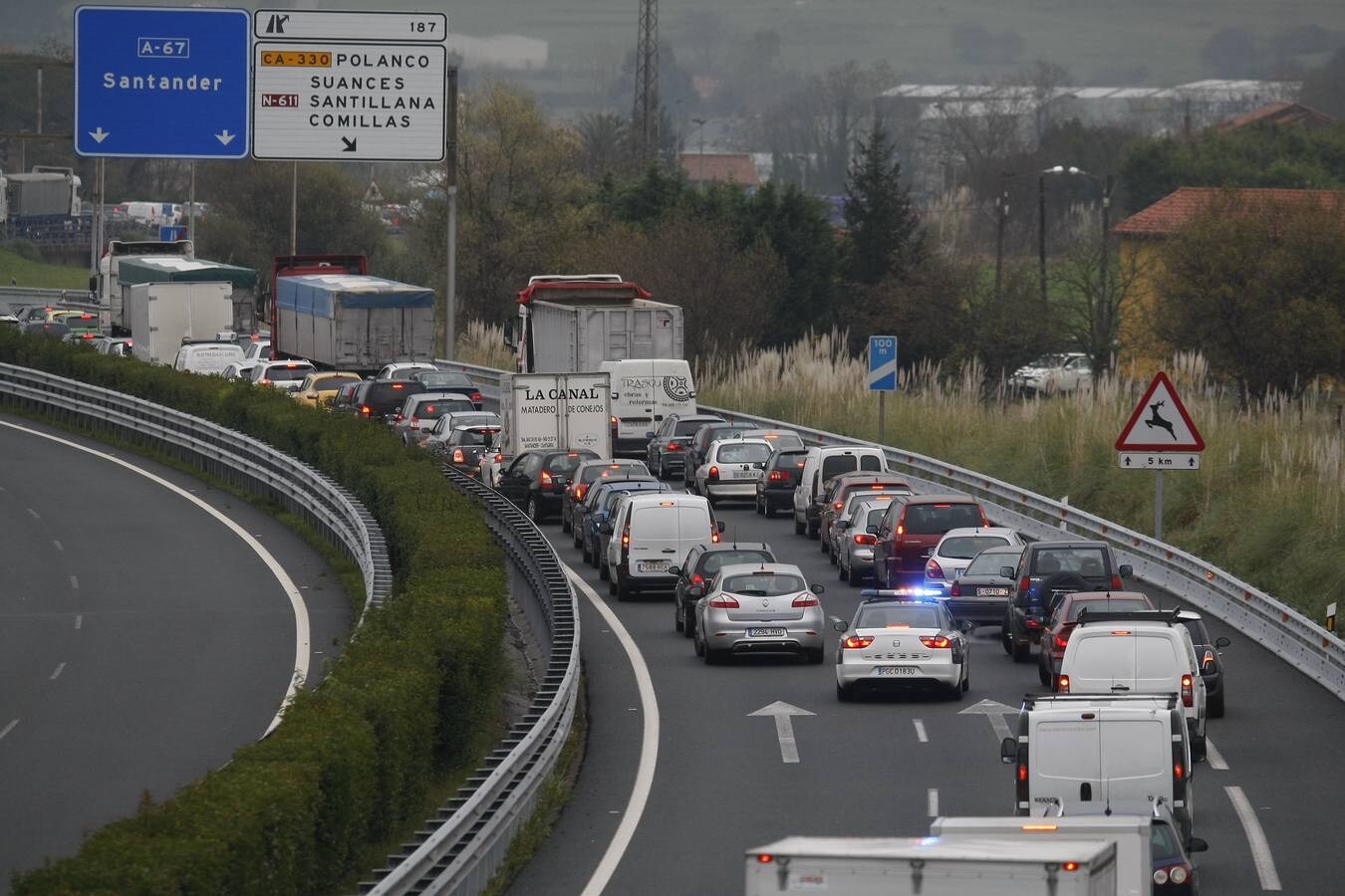 El tráfico ha estado interrumpido desde las 7.30 hasta las 9.30, con cientos de coches atrapados sin poder escapar del colapso