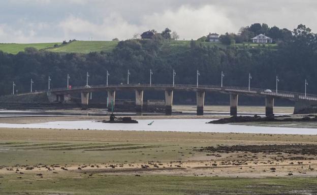 Una fuerte marea viva interrumpe tres horas las lanchas entre Santander y Somo