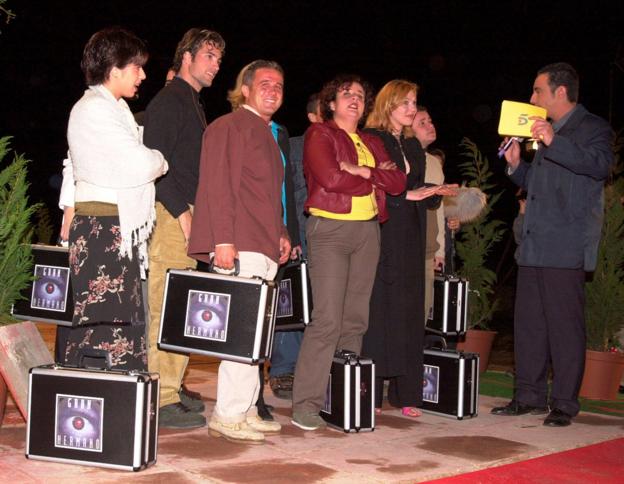 Los protagonistas de la primera edición se disponen a entrar en la casa de Soto del Real donde empezó su andadura el concurso. 