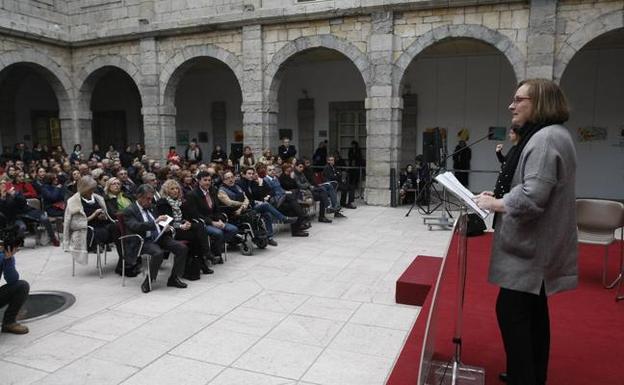 La presidenta de Cermi, Mar Arruti, se dirige al público en el Parlamento de Cantabria. 