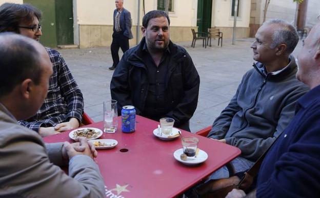 Junqueras charla con sus vecinos días antes de las elecciones sobre la consulta catalana. 