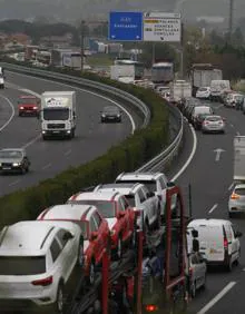 Imagen secundaria 2 - El atasco se ha extendido hasta Torrelavega.