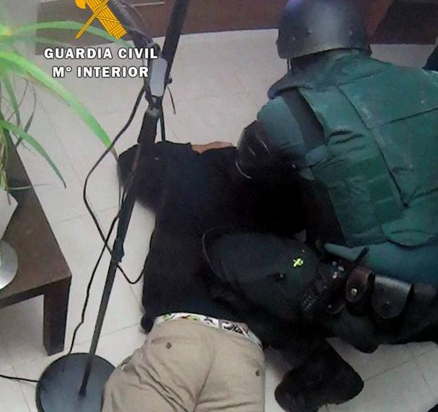 Una de las detenciones realizadas por la Guardia Civil en la casa de San Miguel de Aras.