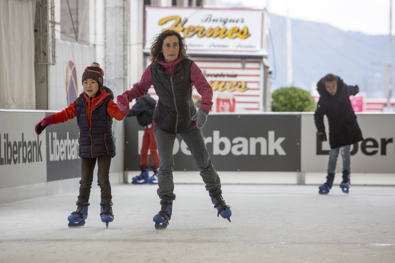 Abierta al público la pista de hielo de la Plaza Porticada