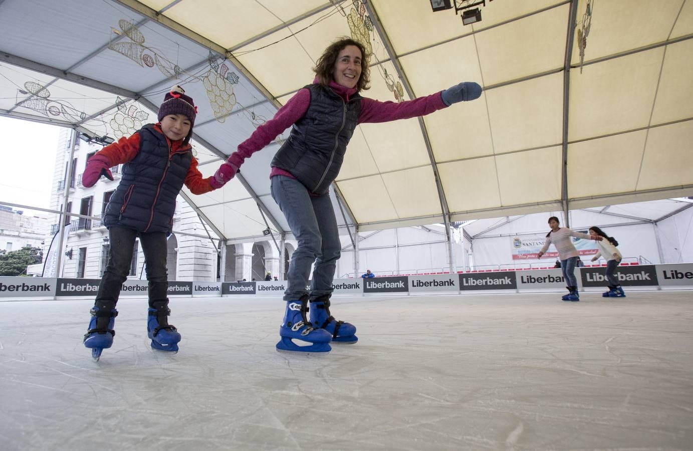 Abierta al público la pista de hielo de la Plaza Porticada